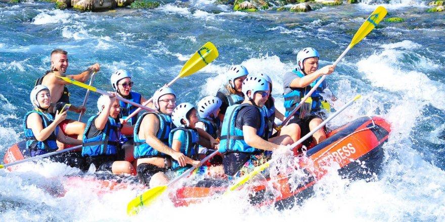 Turistler raftingde serinliyor