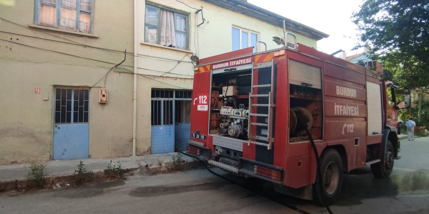 Fırında unutulan yemek evi yakıyordu