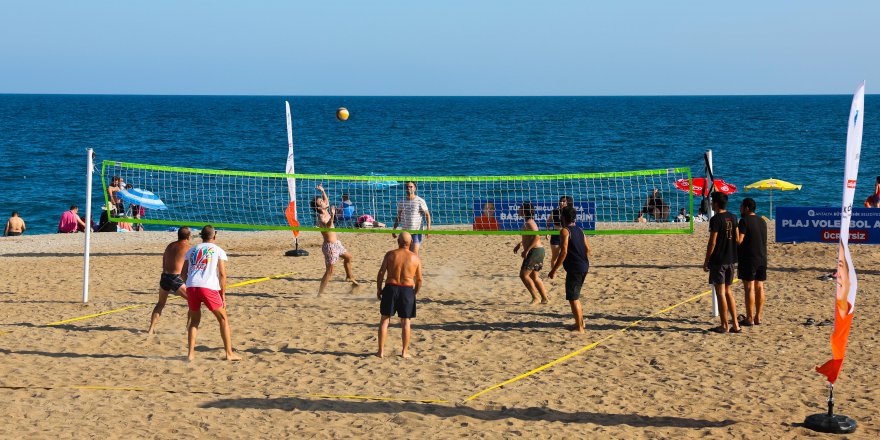 Konyaaltı Plajı'na ücretsiz voleybol sahası yapıldı