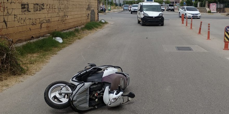 Hafif ticari aracın çarptığı motosikletli ağır yaralandı