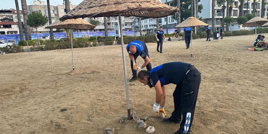 Marmaris'te Halk Plajı'nda taş temizliği