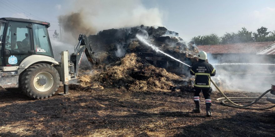 Tarlada saman balyası yüklenen kamyon yandı