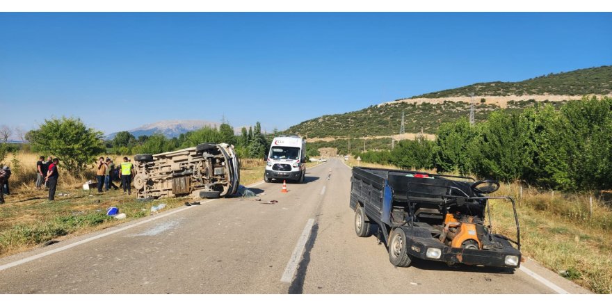 Isparta'da minibüs ile patpat çarpıştı: 1 ölü, 13 yaralı