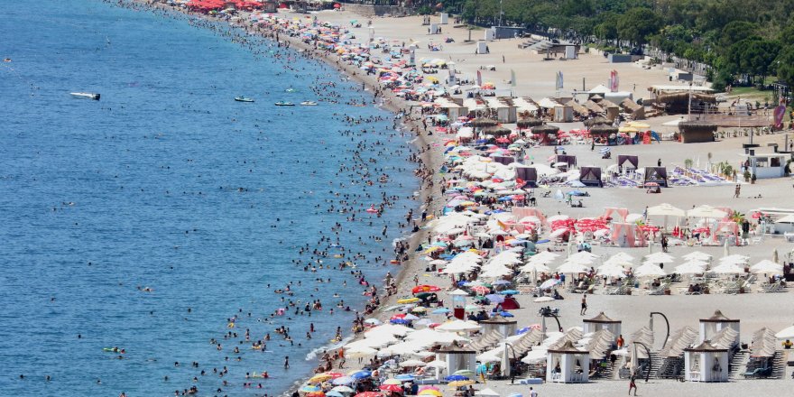 Antalya'da sıcak hava sahilleri doldurdu