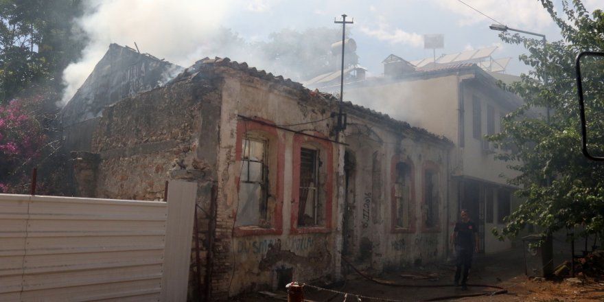 Bir tarihi ev daha yandı, muhtar tepki gösterdi: Artık oturup ağlayacağız