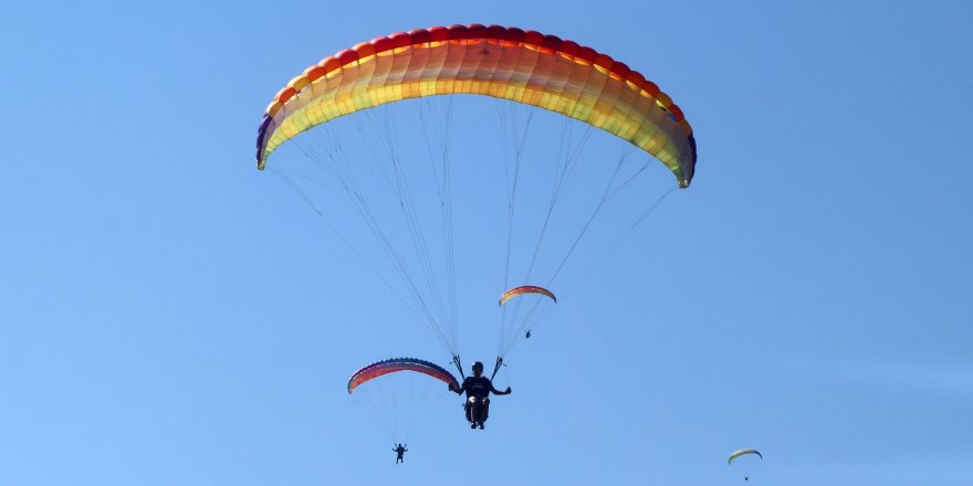 Yamaç Paraşütü Hedef Yarışması Burdur'da yapıldı