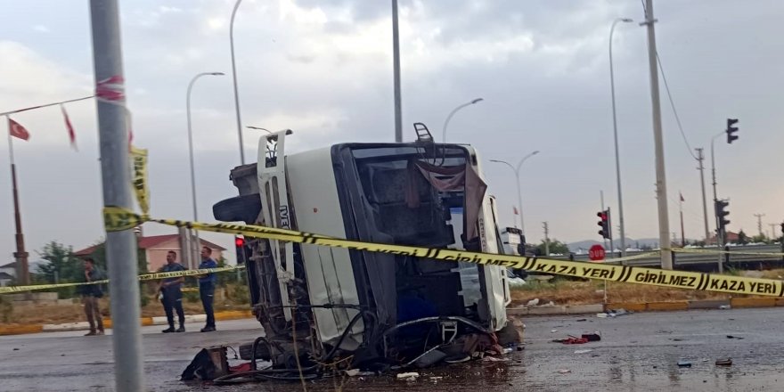 Afyonkarahisar'da kamyonet ile midibüs çarpıştı: 33 yaralı