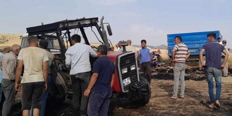 İki traktör ve balyalar yangında zarar gördü