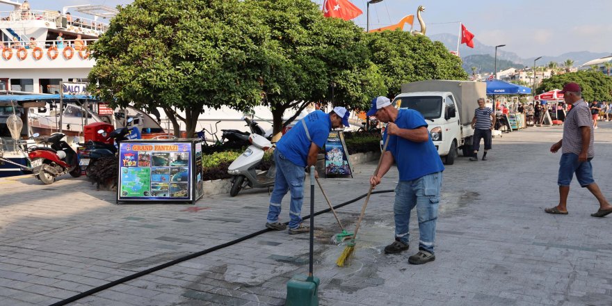 Marmaris'te temizlik çalışmaları sürüyor