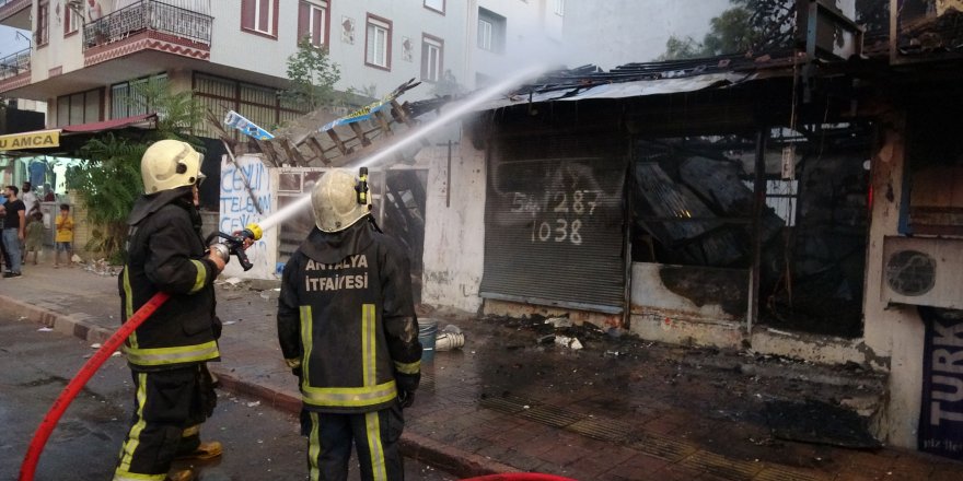 Antalya Kepez'de çıkan yangında 2 dükkan küle döndü