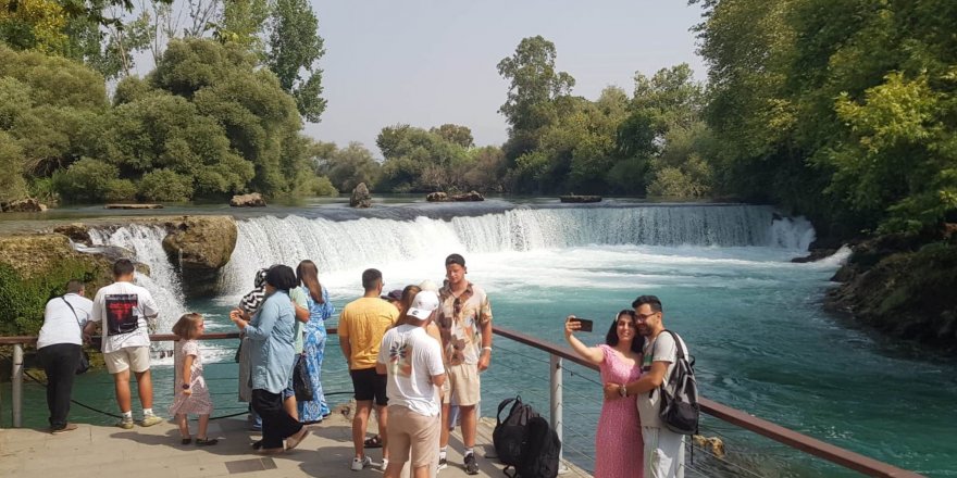 Manavgat Şelalesi'nde turistlerin 'su' şaşkınlığı 