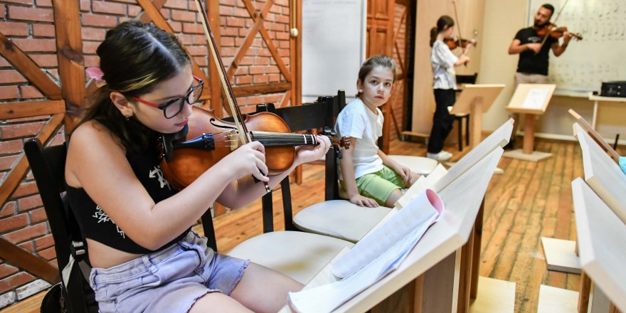 Muratpaşalı çocuklar sanatla iç içe