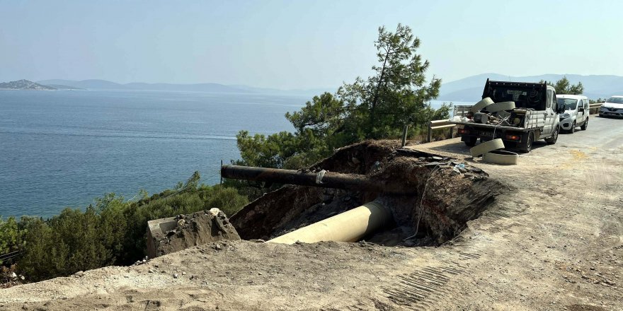 Bodrum'da su isale hattı patlamasında trafiğe kapatılan yol onarılıyor