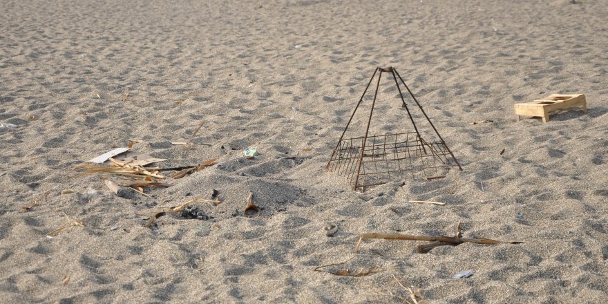 Caretta yuvası üzerinde mangal yakan 2 kişiye para cezası