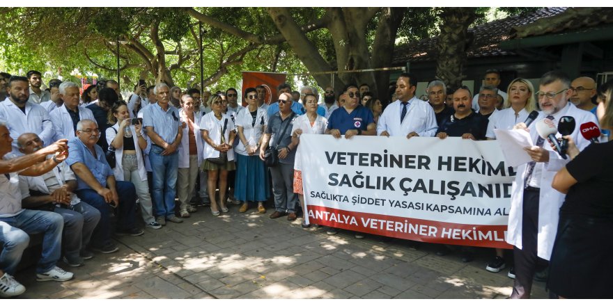 Yakalarına siyah kurdele takan veteriner hekimler iş bıraktı