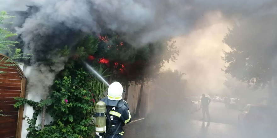 Marmaris'te otelin bahçesinde yangın korkuttu