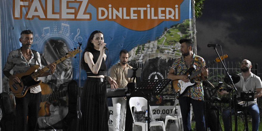 Falezlerde müzik ziyafeti devam ediyor