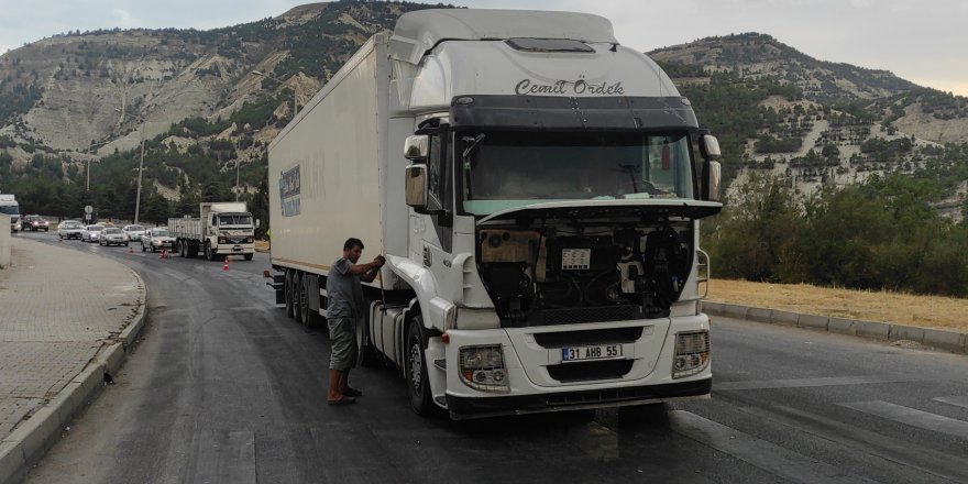 TIR'ın aküsü patladı, ulaşım aksadı