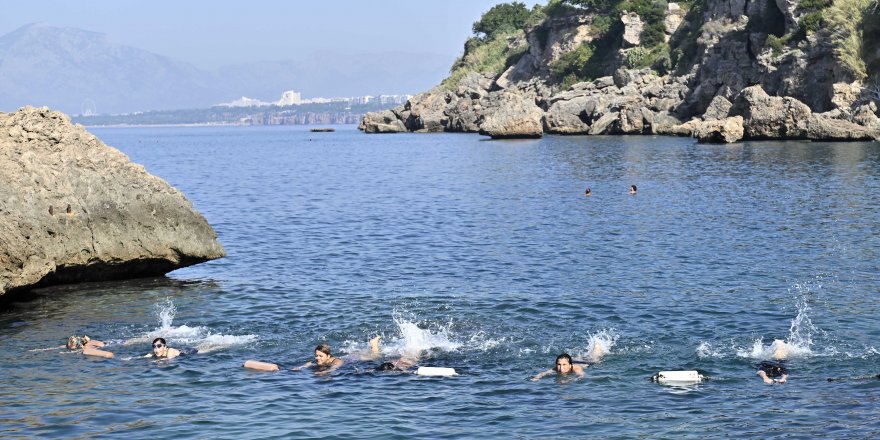 Denizde cimnastik yapıp kilo veriyorlar