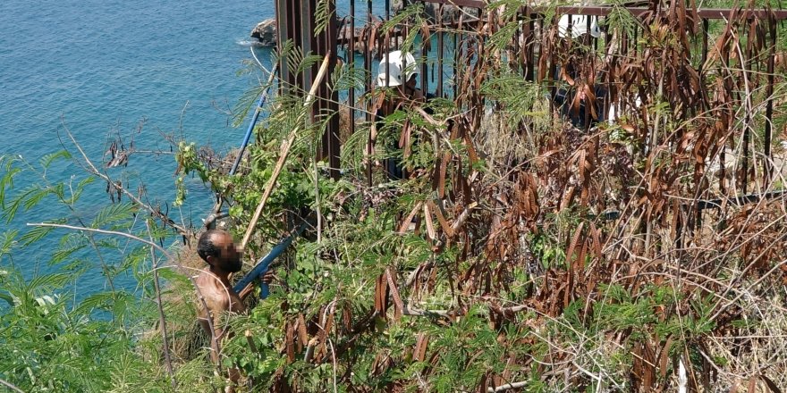 Polise zor anlar yaşattı, üstüne çıktığı şemsiye tentesi yırtılınca yakalandı