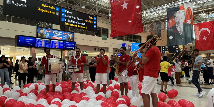 Havalimanında 30 Ağustos coşkusu