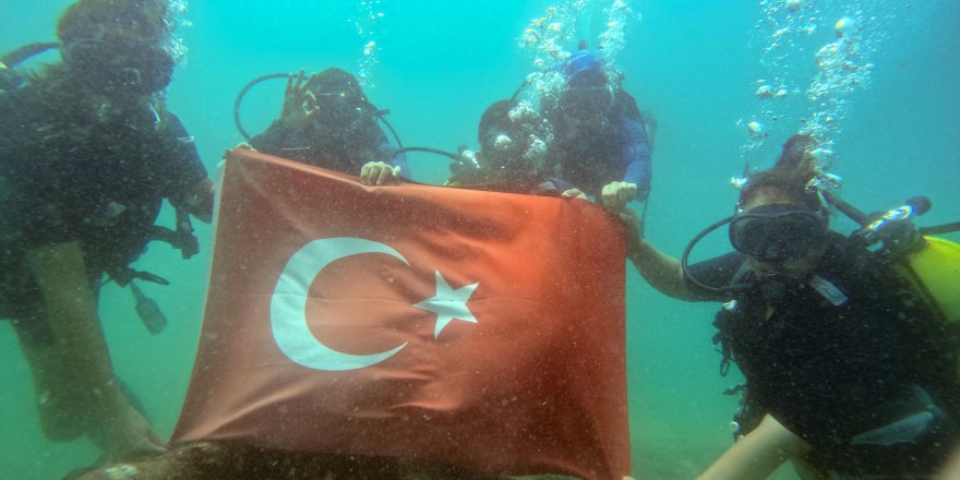 Zafer Bayramı'nı su altında bayrak açarak kutladılar