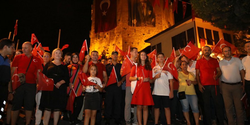 Alanya'da Zafer Bayramı fener alayı ve konserle kutlandı