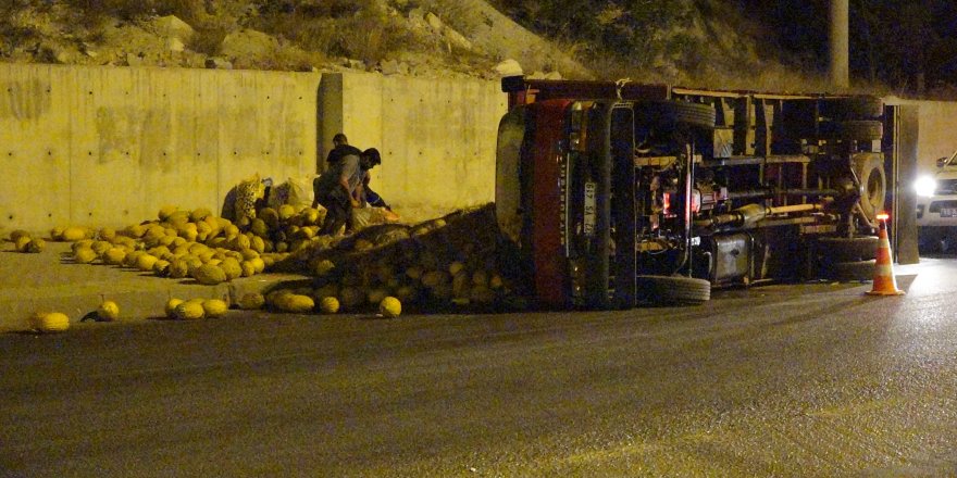 Kavun yüklü kamyonet çekicinin üzerinden düştü