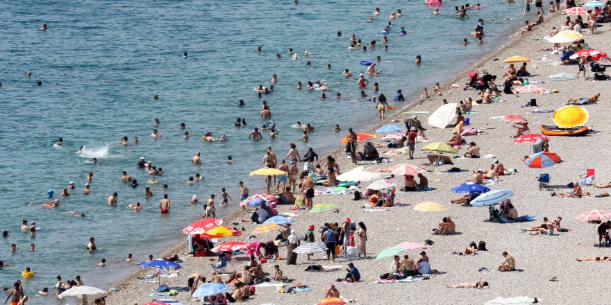 Sıcaktan bunalanlar Konyaaltı Sahili'ni doldurdu