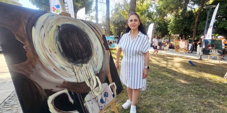 Ressam Özkan, 'Kahve Bahane' sergisini parkta açtı