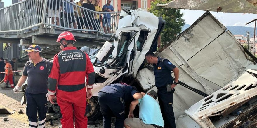 Milas’ta üst geçidin ayağına çarpan TIR’ın sürücüsü öldü