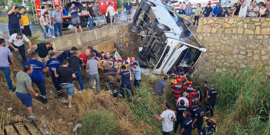 Bodrum'da, midibüs dere yatağına uçtu; 23 işçi yaralı