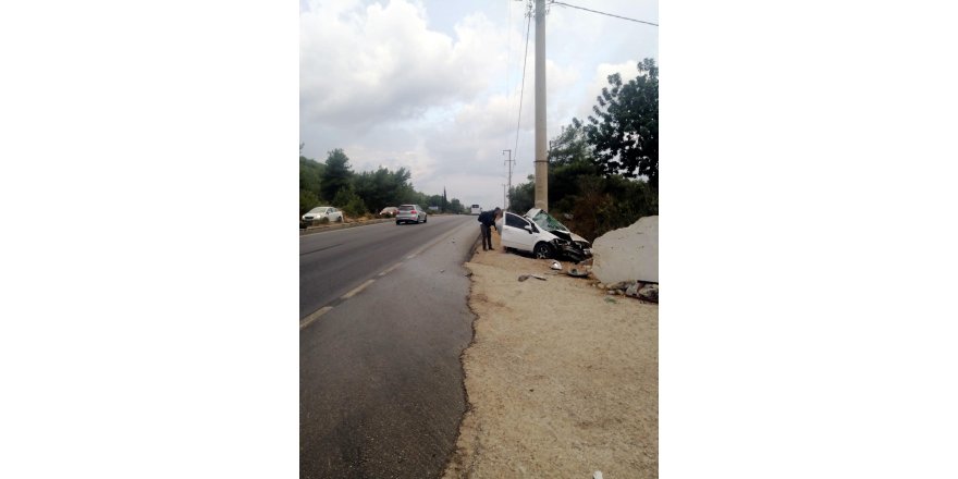 Bodrum'da beton elektrik direğine çarpan otomobilin sürücüsü öldü