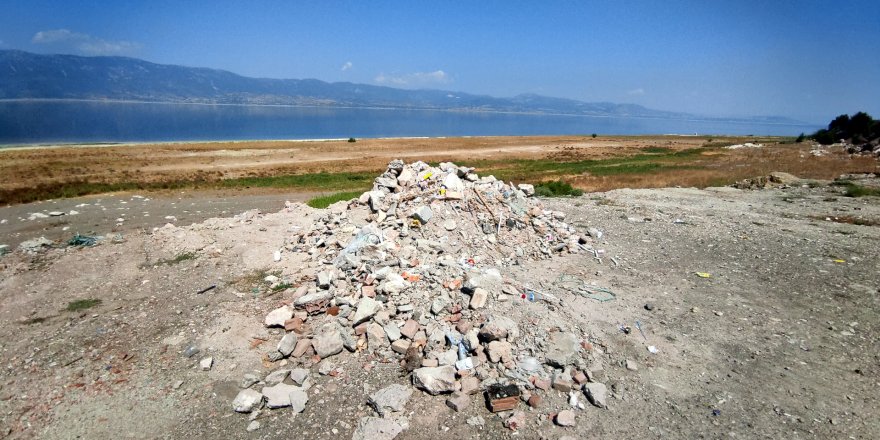 Burdur Gölü kenarına yine moloz döküldü