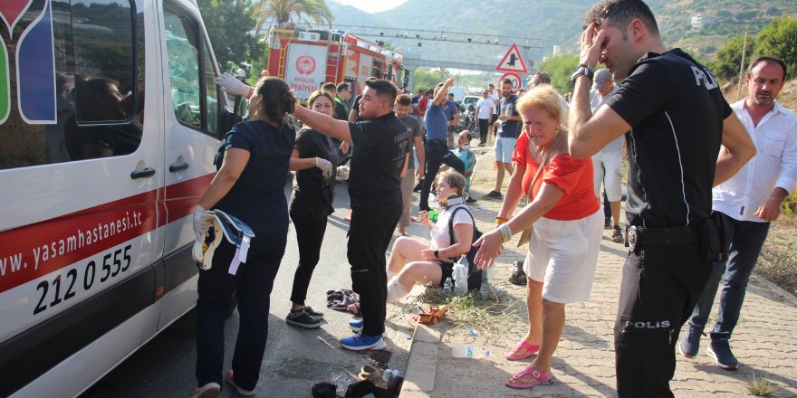 Alanya'da safari cipi zincirleme kazada devrildi; 1 ölü, 10 yaralı (2)