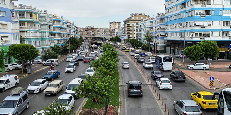 Okullar açıldı, trafik durma noktasına geldi