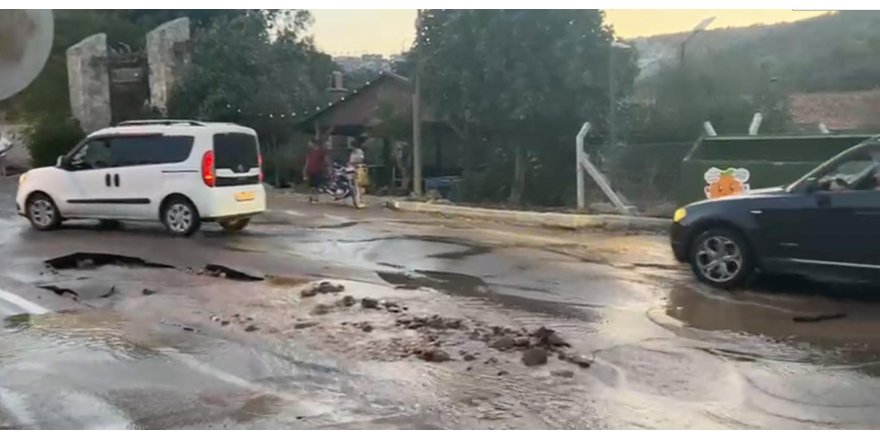 Bodrum'da su isale hattı patladı; yol çöktü, cadde suyla doldu