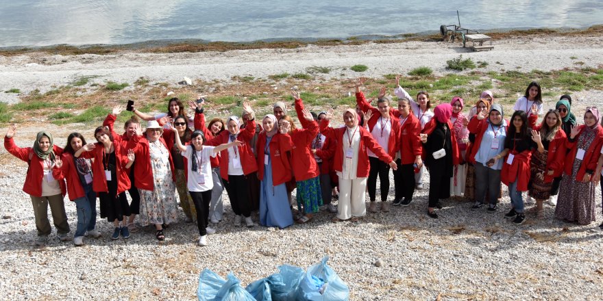 Eğirdir Gölü'nde temizlik yaptılar