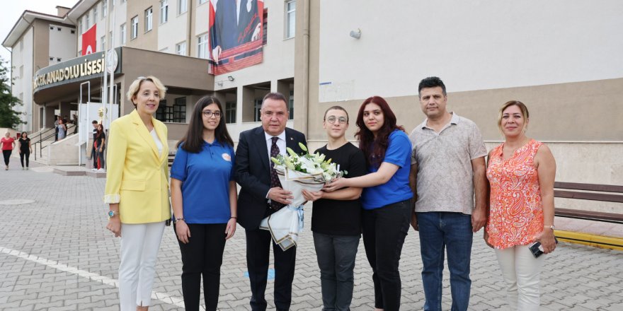 Başkan Böcek, yeni eğitim öğretim yılını öğrencilerle karşıladı