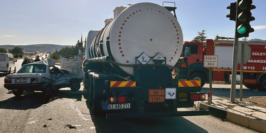 Klor yüklü tanker ile otomobil çarpıştı