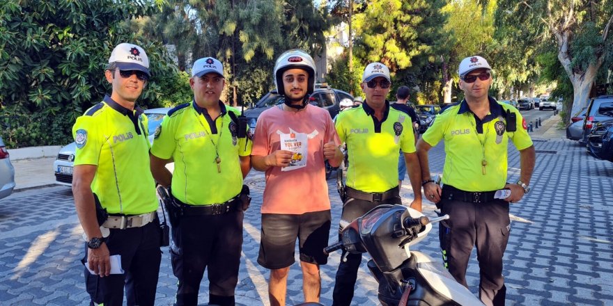 Polis önce ceza kesti, sonra kask hediye etti