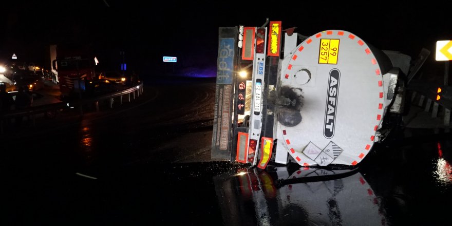 Zift tankeri devrildi, yol 7 saat kapandı