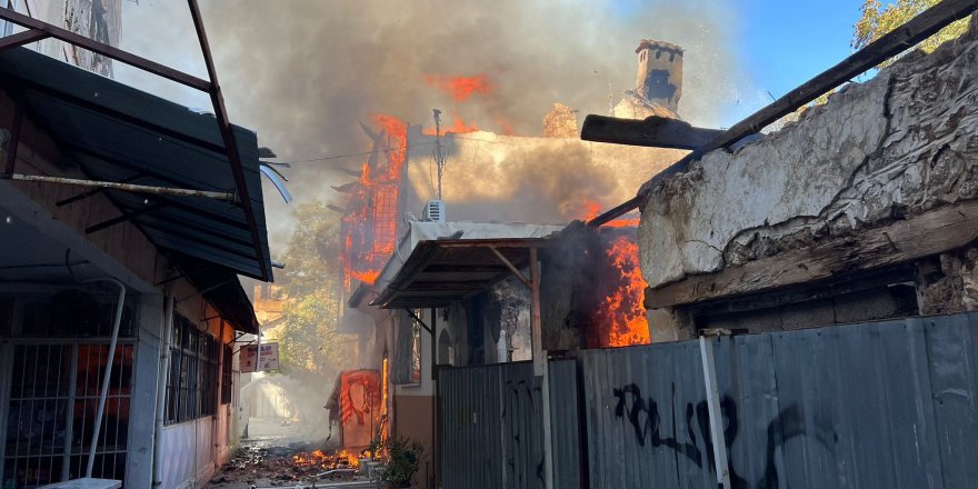 Antalya'da tarihi binada çıkan yangın 2 eve sıçradı