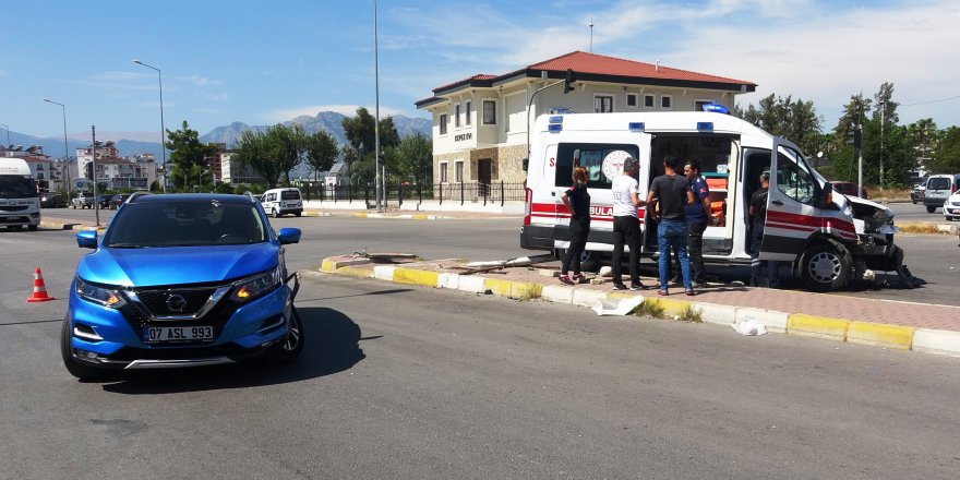 Ciple çarpışan ambulansın şoförü yaralandı