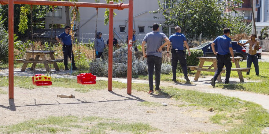 Parkta temizlik görevlisi 'Git buradan' deyince kendini salıncağa bağladı