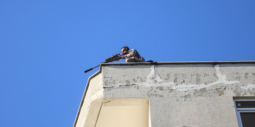 Annesini rehin alıp, 4 saat sonra bacağından vurulan şüpheli, hastanede öldü