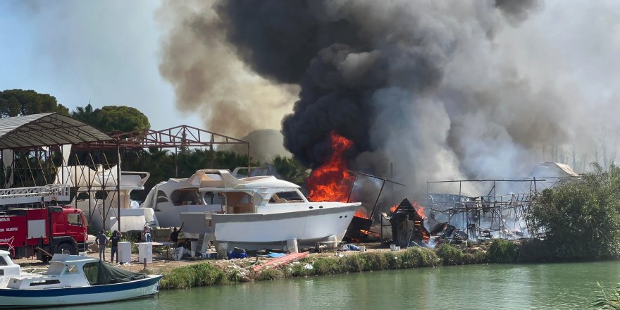 Antalya'da ormanda çıkan yangın, teknelere sıçradı (1)