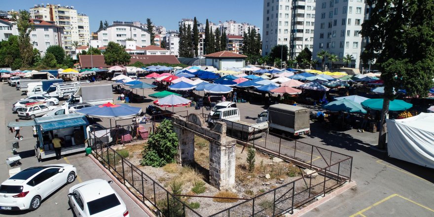 Milli Mücadele'ye tanıklık eden kapı, pazarın ortasında kaldı