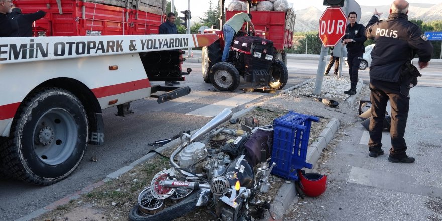 Motosiklet ile traktör çarpıştı