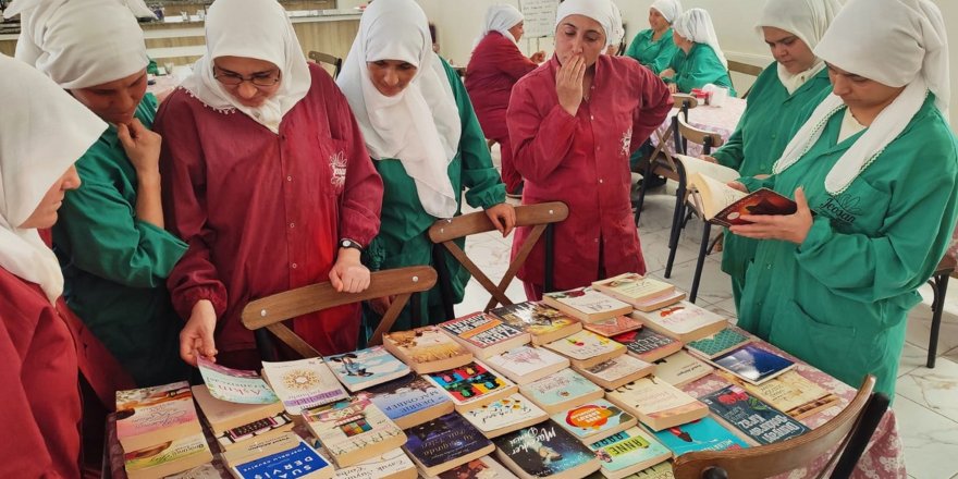 Sera çalışanı kadınlara kitap okuma saati